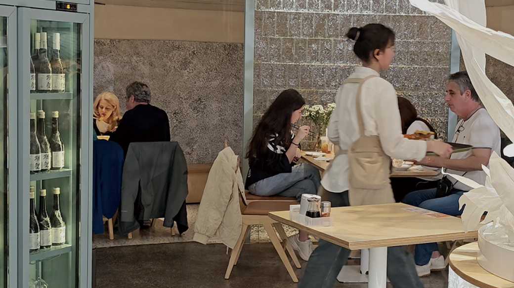 Guests inside HOLOLI